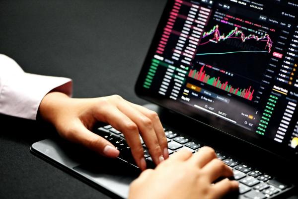 Persona analizando gráficos sobre trading.