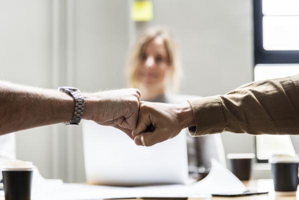 Personas golpeando amigablemente sus manos