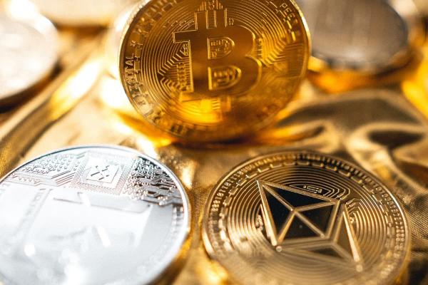 Monedas que simbolizan las distintas criptomonedas disponibles en el mercado.