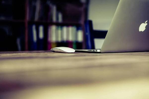 Ordenadores y celulares Apple, dos productos que impactan en la evolución de las acciones