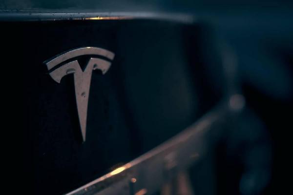 El logo de la reconocida compañía de autos Tesla