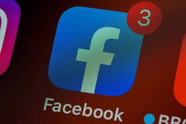 Logo de la aplicación de Facebook en un dispositivo móvil 