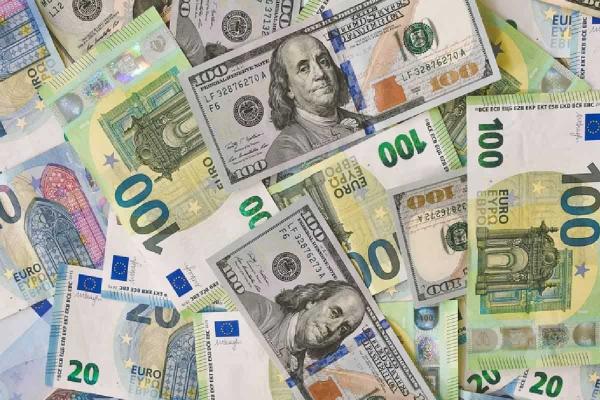 Billetes de distinta denominación y países