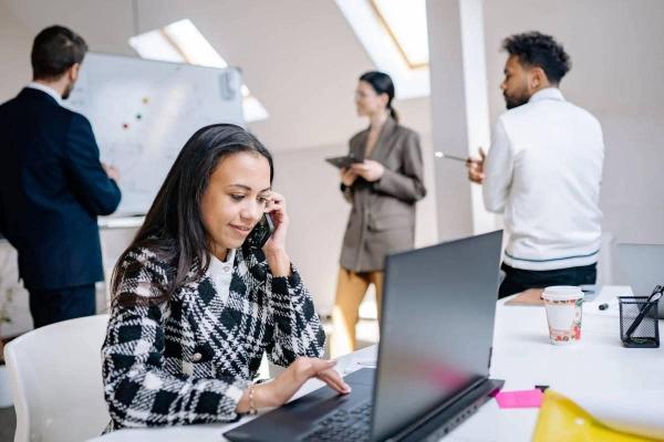 Traders analizando el sistema de finanzas DeFi.