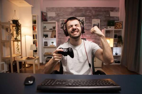 Un joven celebra su victoria en un videojuego y, sumergido en el metaverso, ganó criptos.
