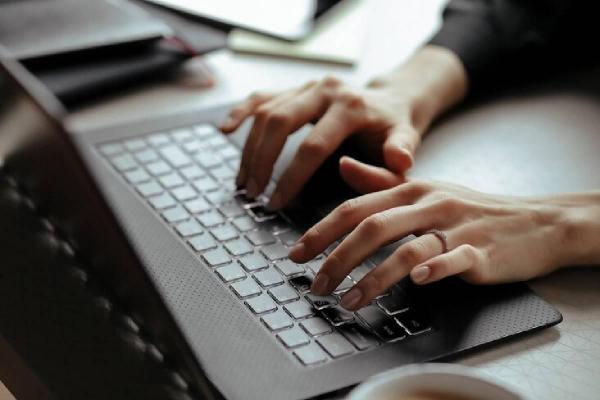 Una trader conectándose a una red P2P.