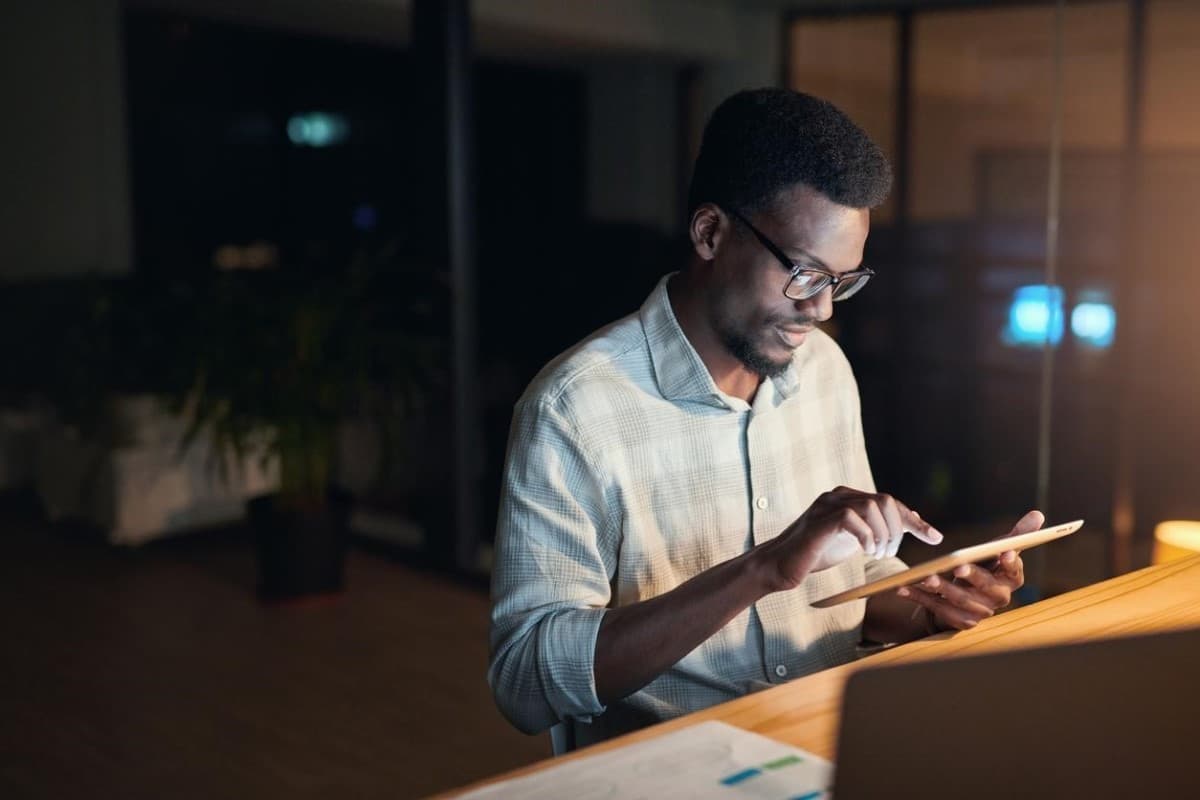 Un trader revisa desde su tablet el calendario económico Forex antes de operar.