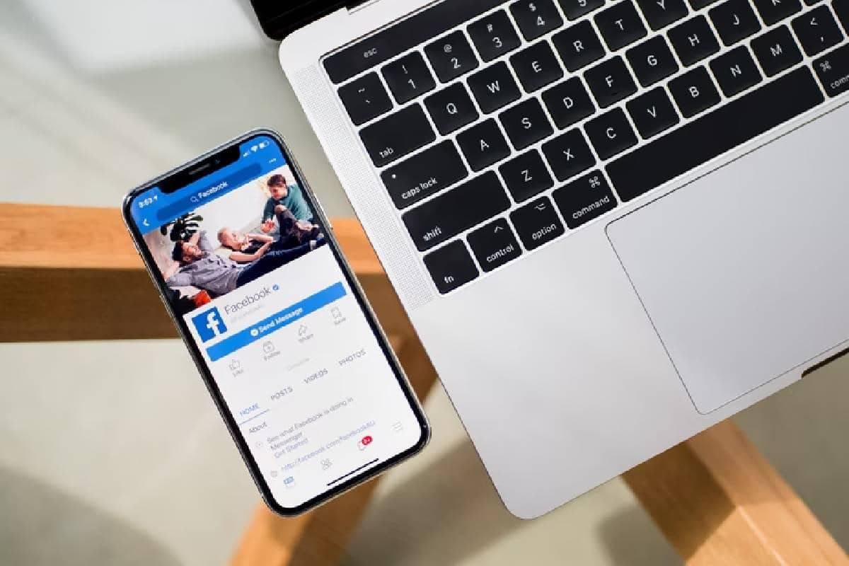 Teléfono móvil con la aplicación de Facebook abierta