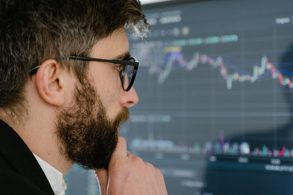 Hombre pensando en qué acciones más rentables invertir.