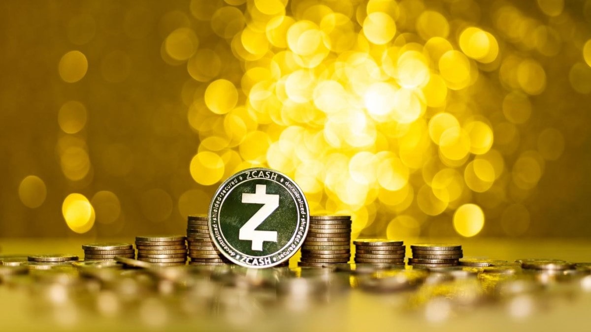 Una crypto Zcash sobre un fondo dorado. Esta es una de las mejores altcoins para invertir en 2023.