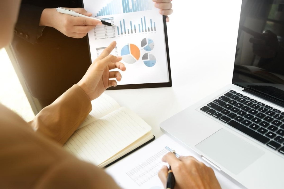 Empresarios revisan datos importantes de su compañía para un análisis de riesgo.