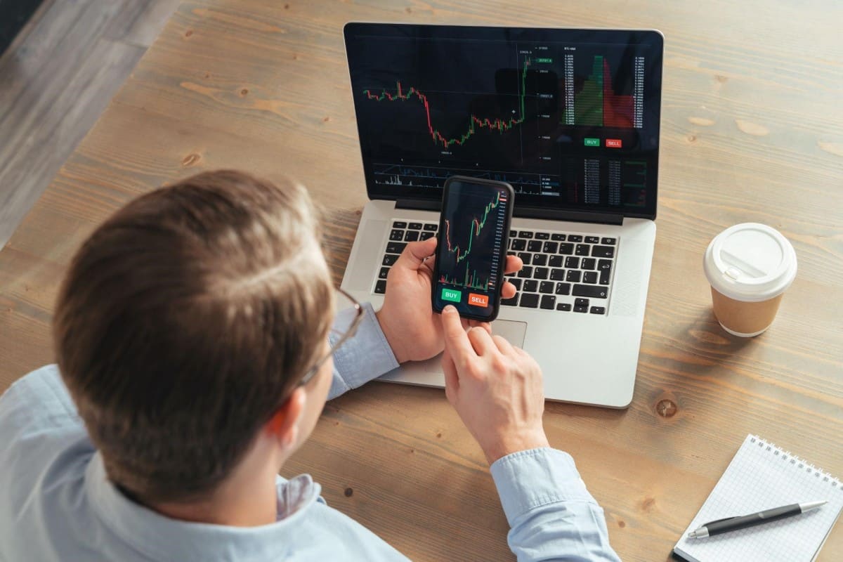 Empresario usa desde su celular aplicaciones para invertir en la Bolsa.
