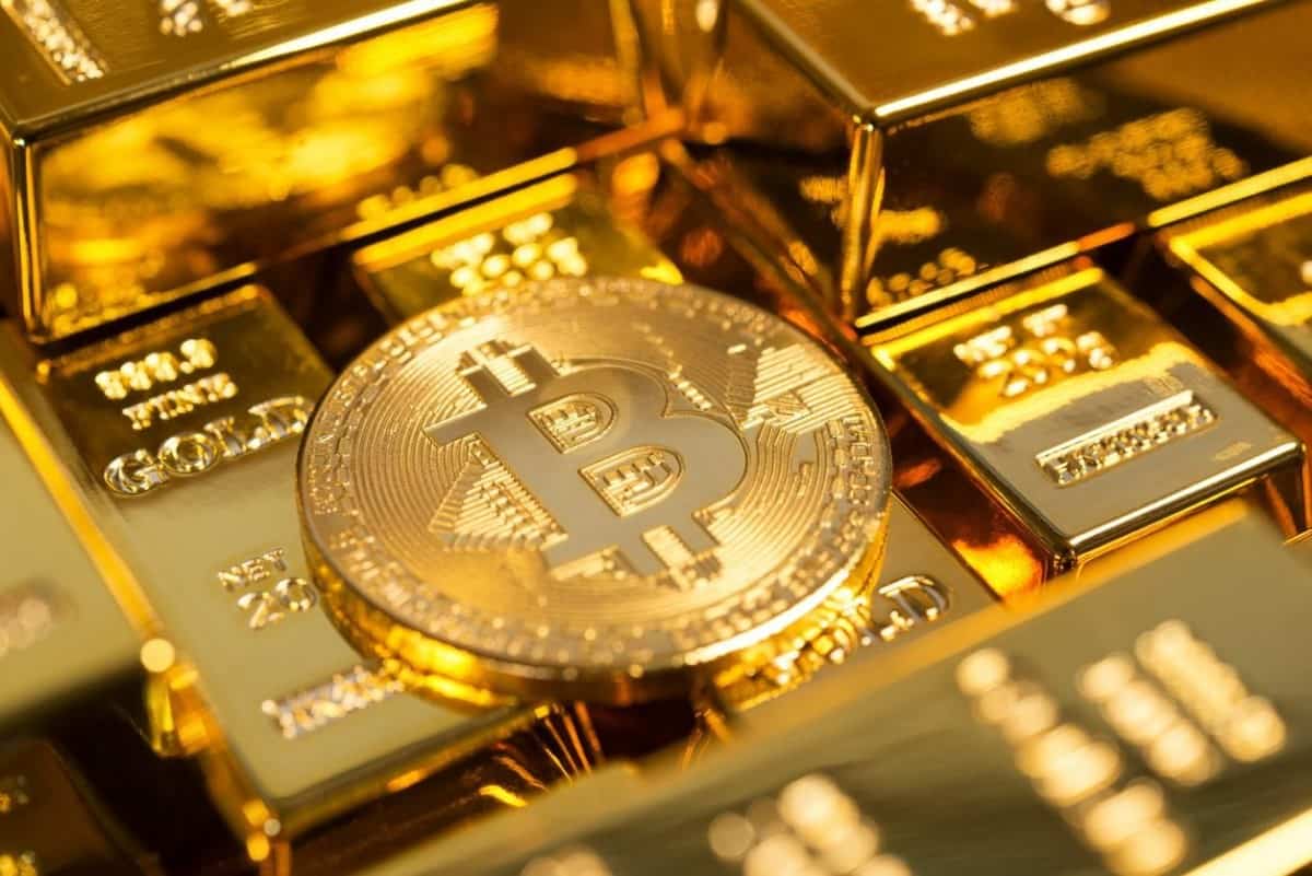 Un BTC sobre lingotes de oro. En 2017 surgió una criptomoneda alternativa a esta, denominada Bitcoin Gold.