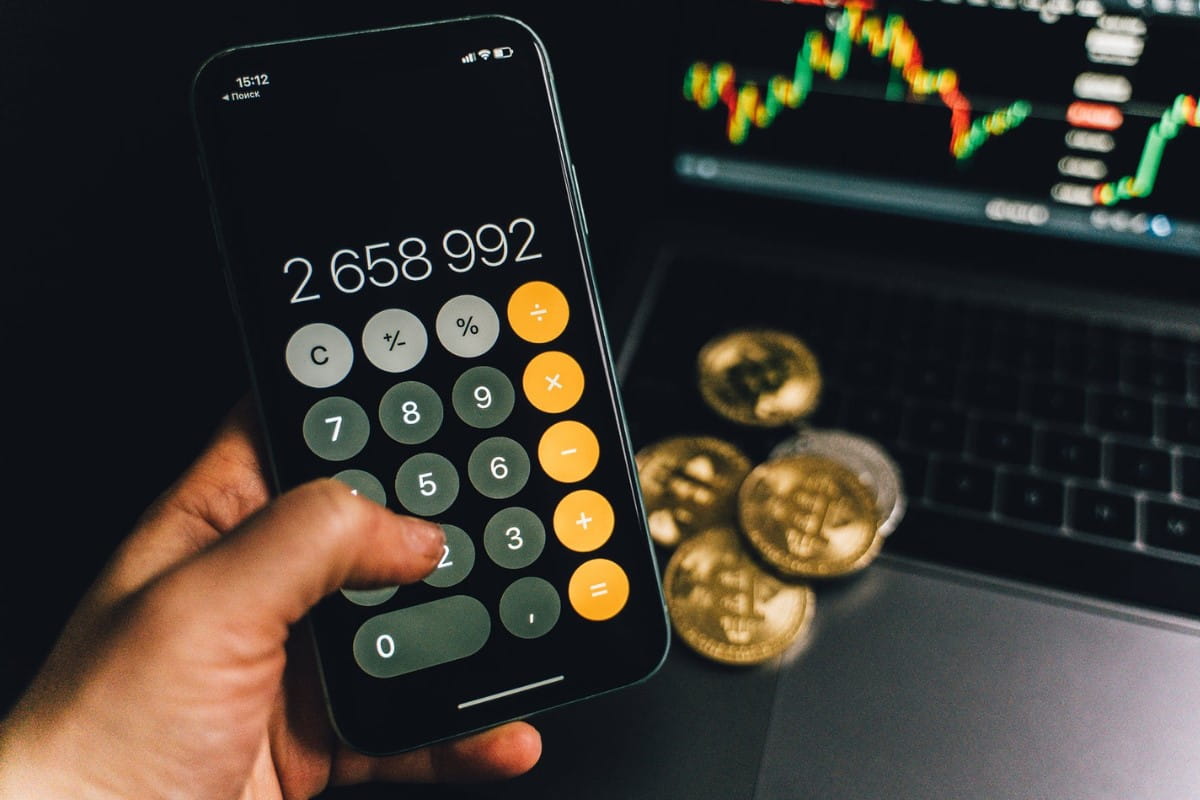 Persona invirtiendo virtualmente en la bolsa de valores.