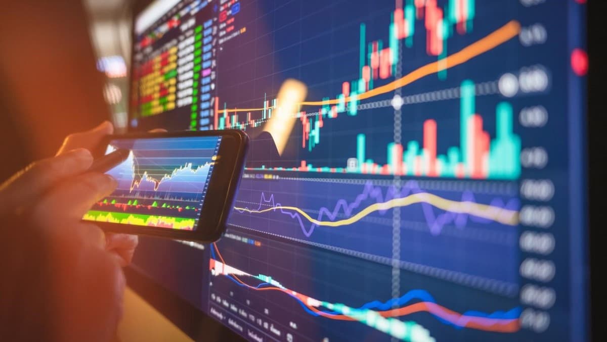 Trader analiza tendencias y recursos gráficos que encuentra en un bróker de bolsa.