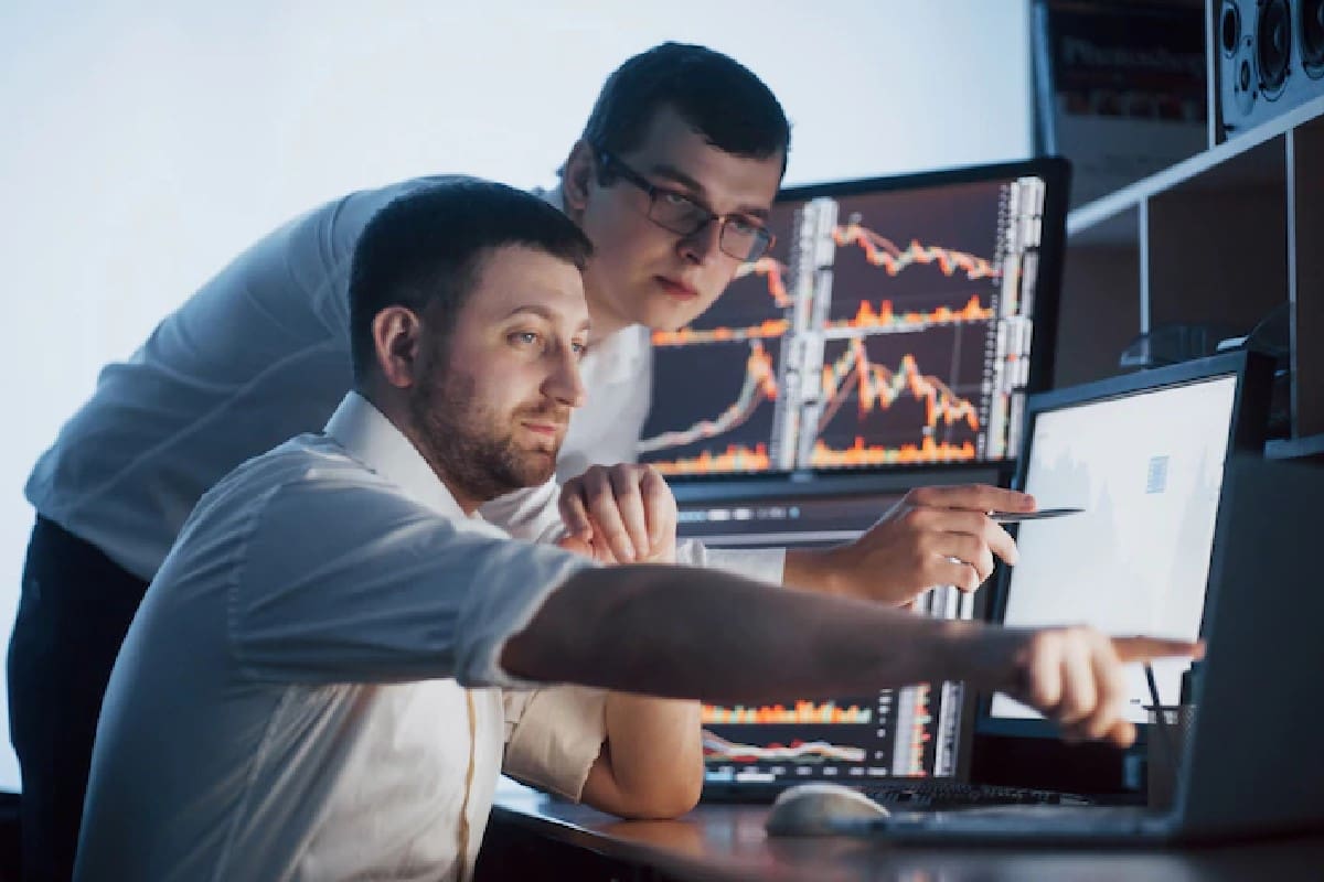 Hombres analizando el bull market.