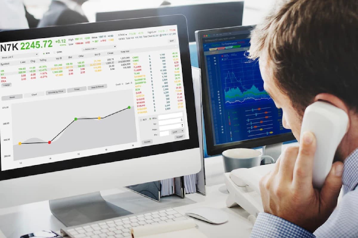 Persona analizando las diferencias entre bull y bear market.