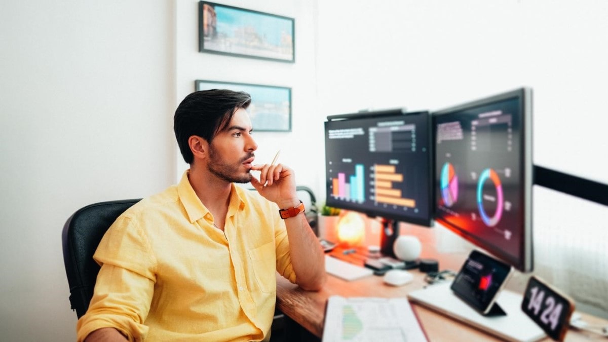 Joven inversionista analiza precios y tendencias para abrir una orden Buy Limit.