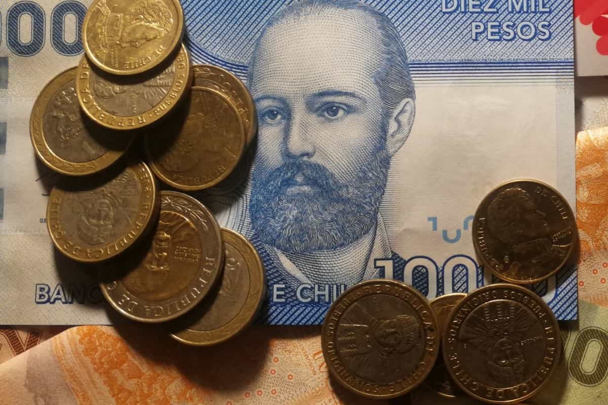 Pesos chilenos en monedas y billetes