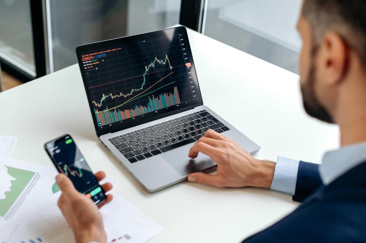 Un inversor revisa gráficos y tendencias sobre la capitalización de criptomonedas.