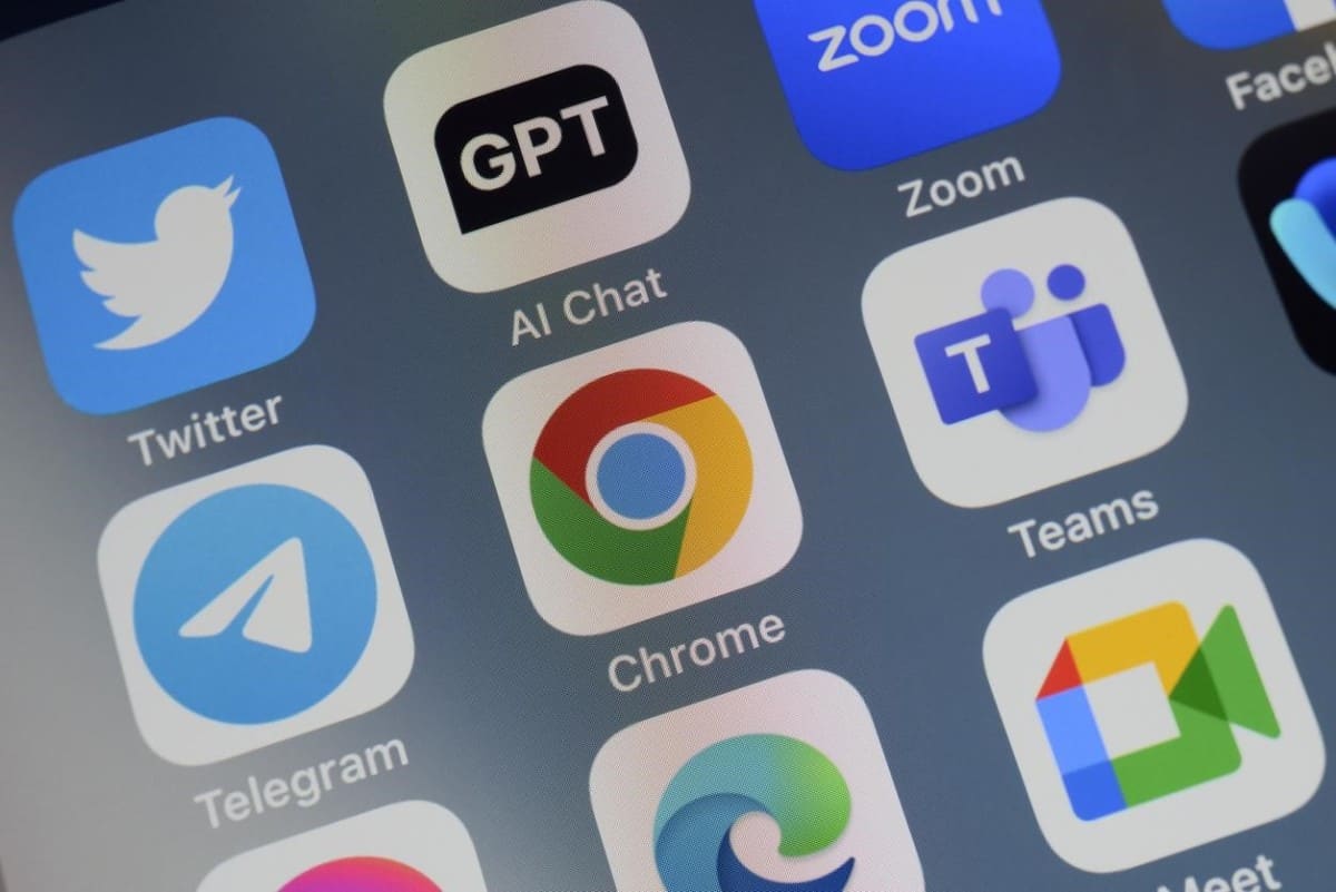 Pantalla del celular con la app de inteligencia artificial que incluye a Chat GPT 4.