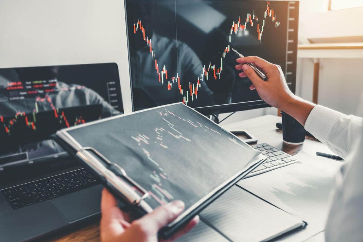 Un inversor revisa gráficas de un ciclo económico.