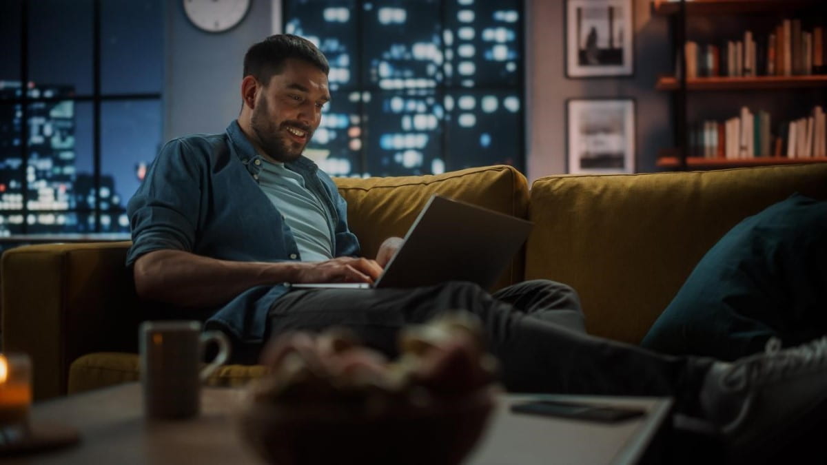 Joven inversionista investiga sobre las cold wallet para proteger sus criptos.