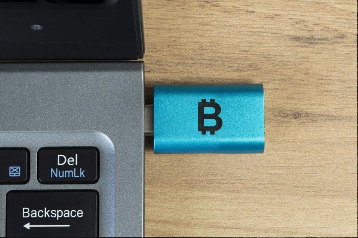 Un hardware wallet, tipo de cold wallet, conectada a una laptop.