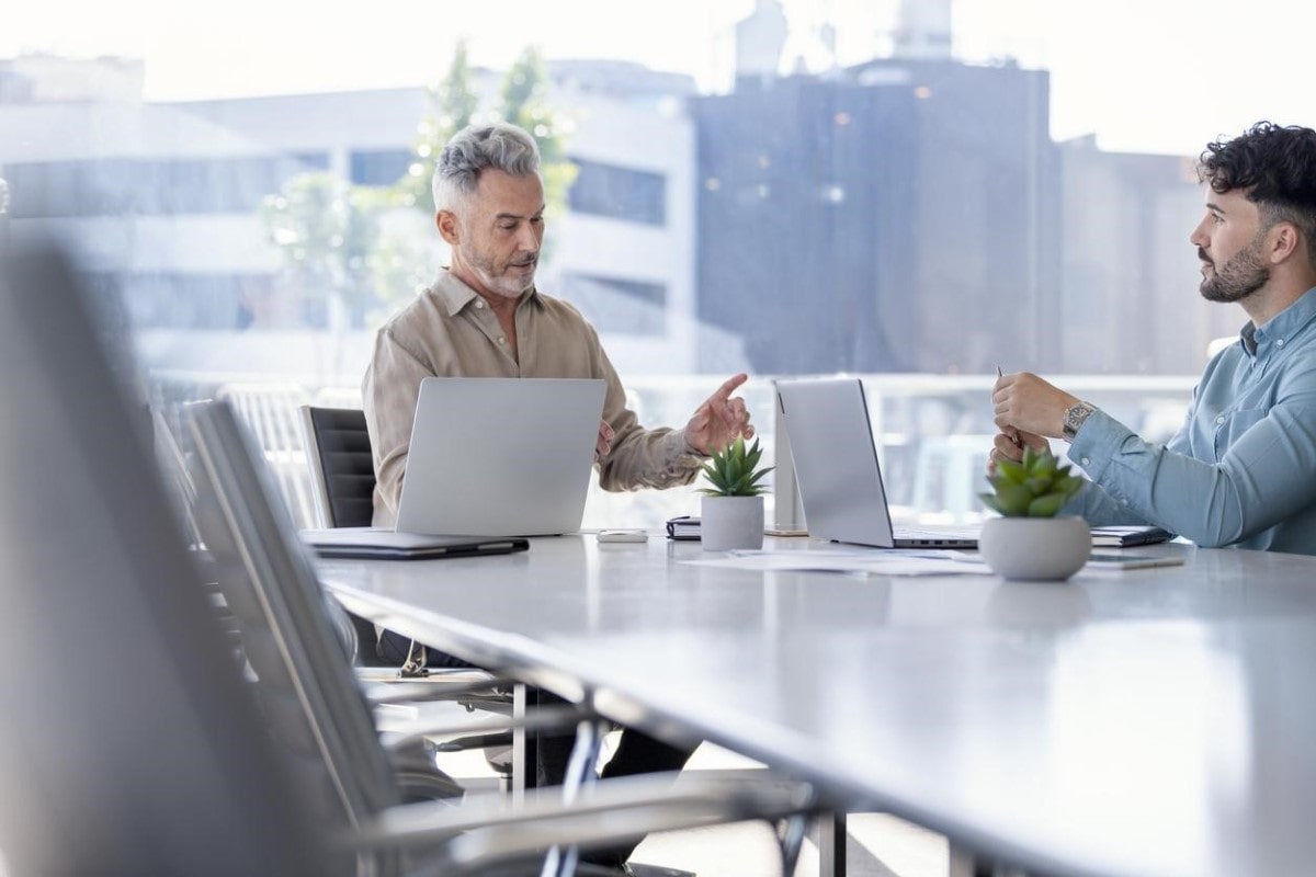 Dos empresarios discuten sobre cómo comprar acciones en Perú.