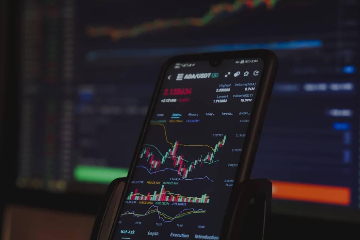 Analizar los gráficos de tendencias es relevante al aprender cómo crear una criptomoneda.