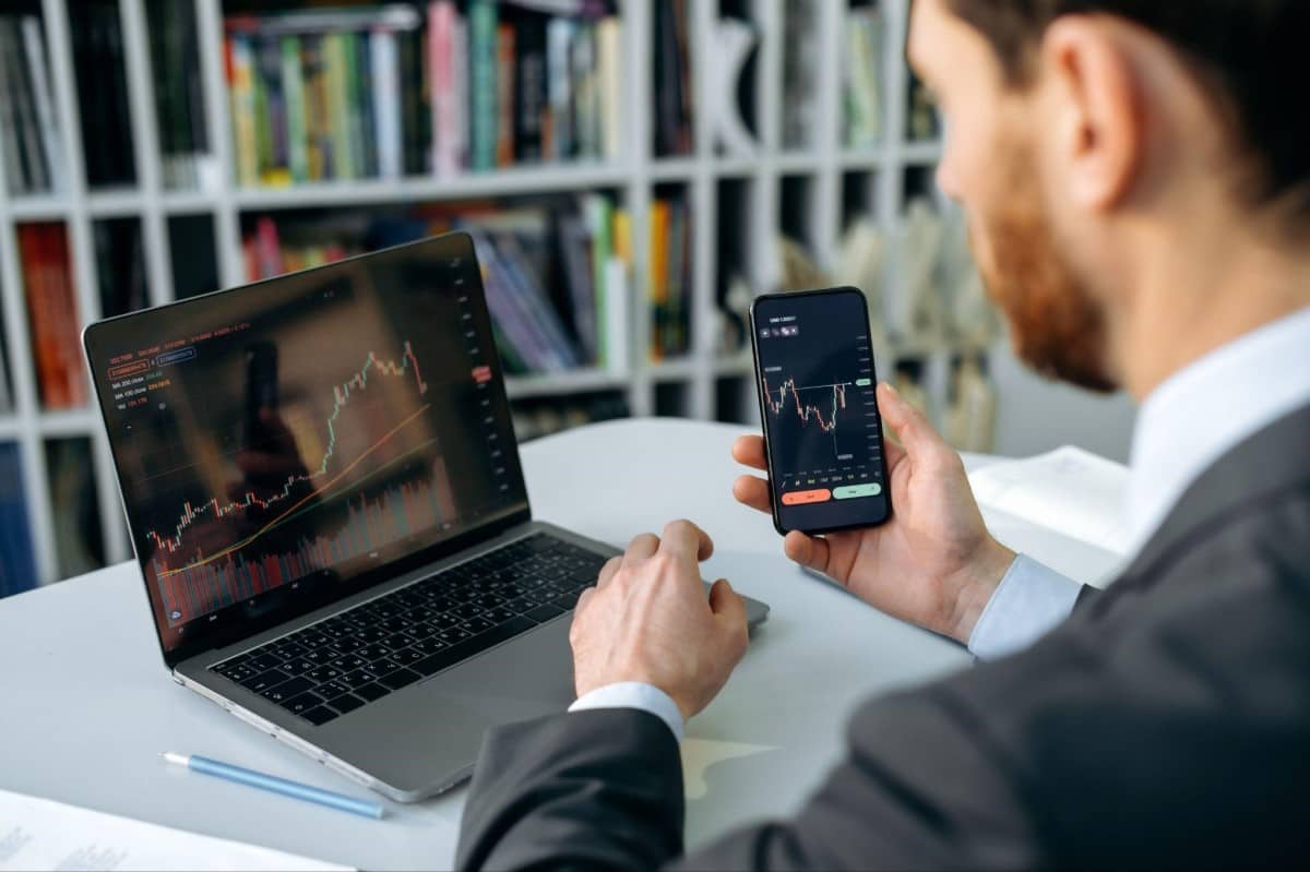 Inversor analiza gráfico de tendencias de criptodivisas antes de comprar.