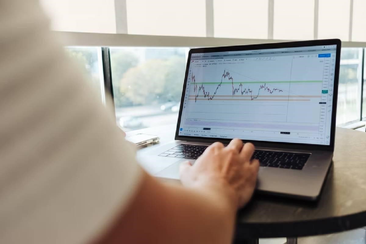 La comodidad de invertir en las criptomonedas más rentables desde tu casa