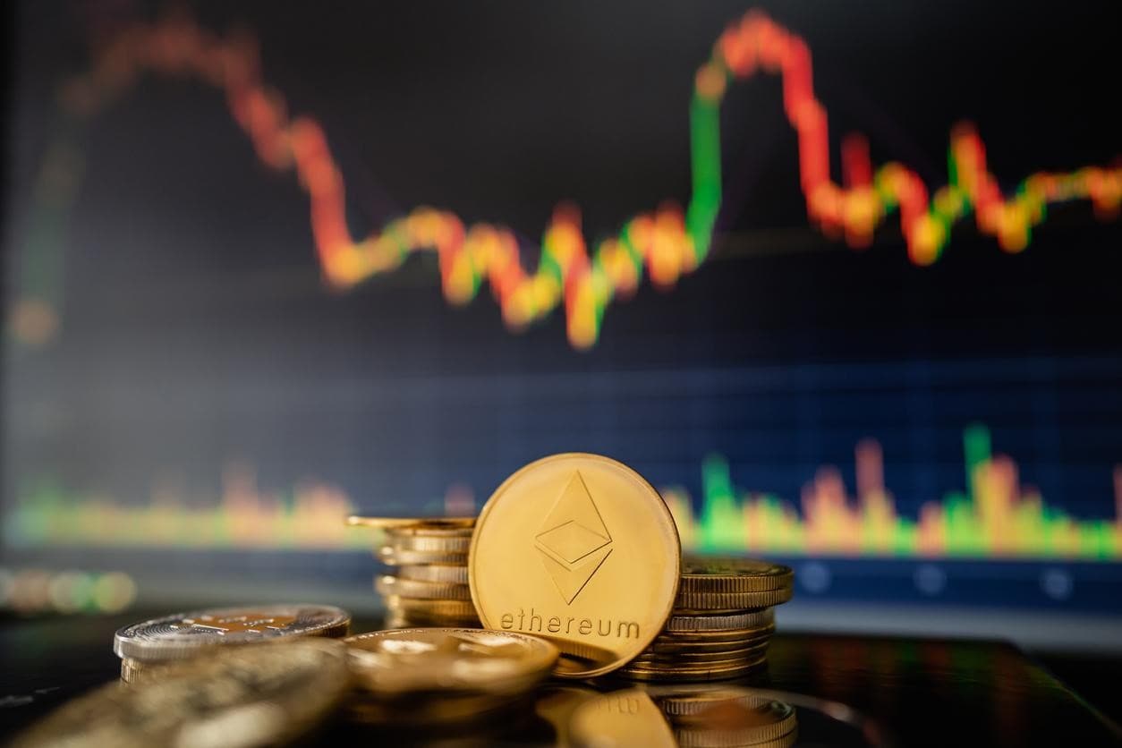 Varias Ethereum junto a gráficos de tendencia. Esta es otra de las criptomonedas más rentables.