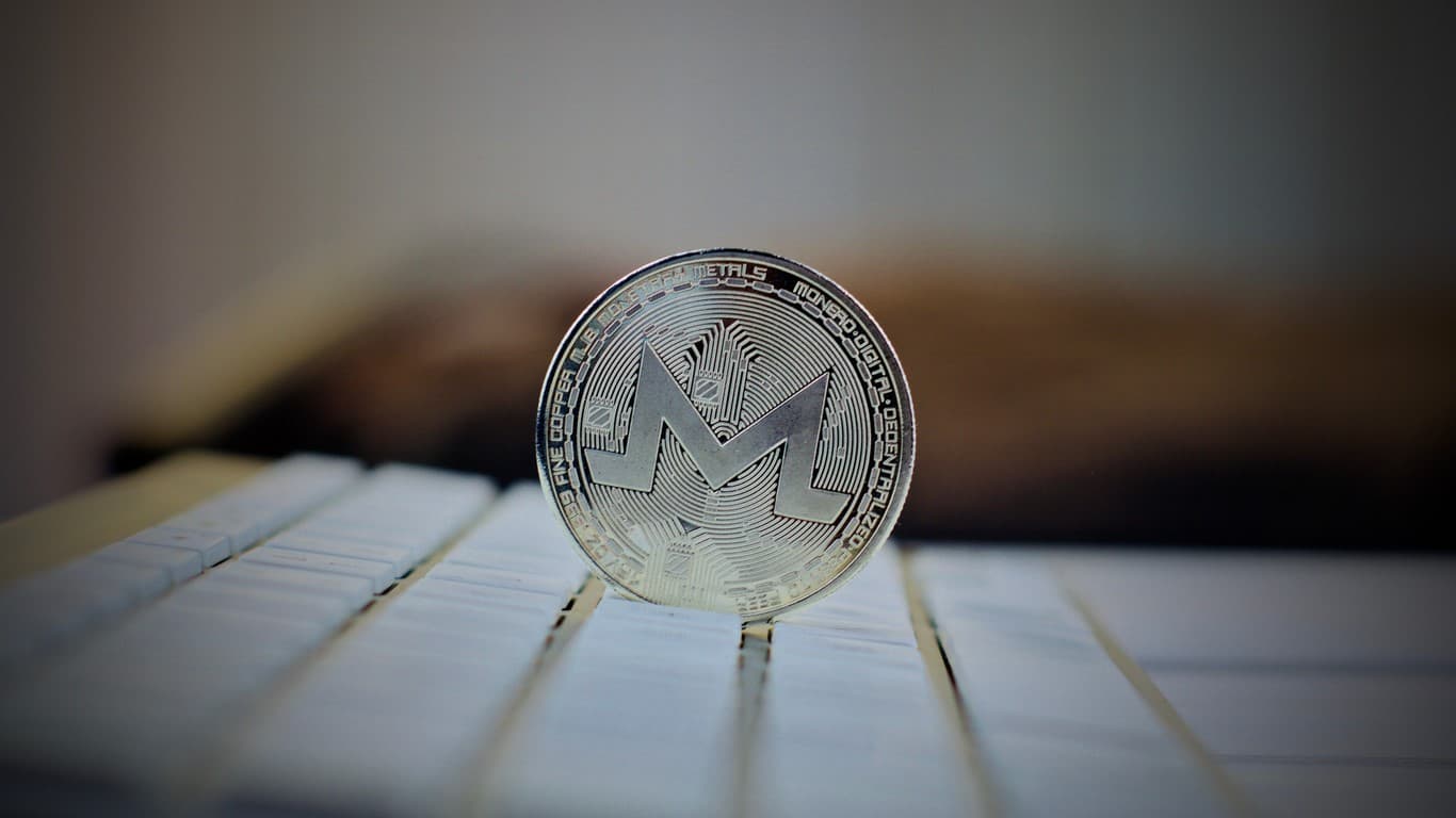 Una moneda de Monero, una de las criptomonedas más rentables para minar.