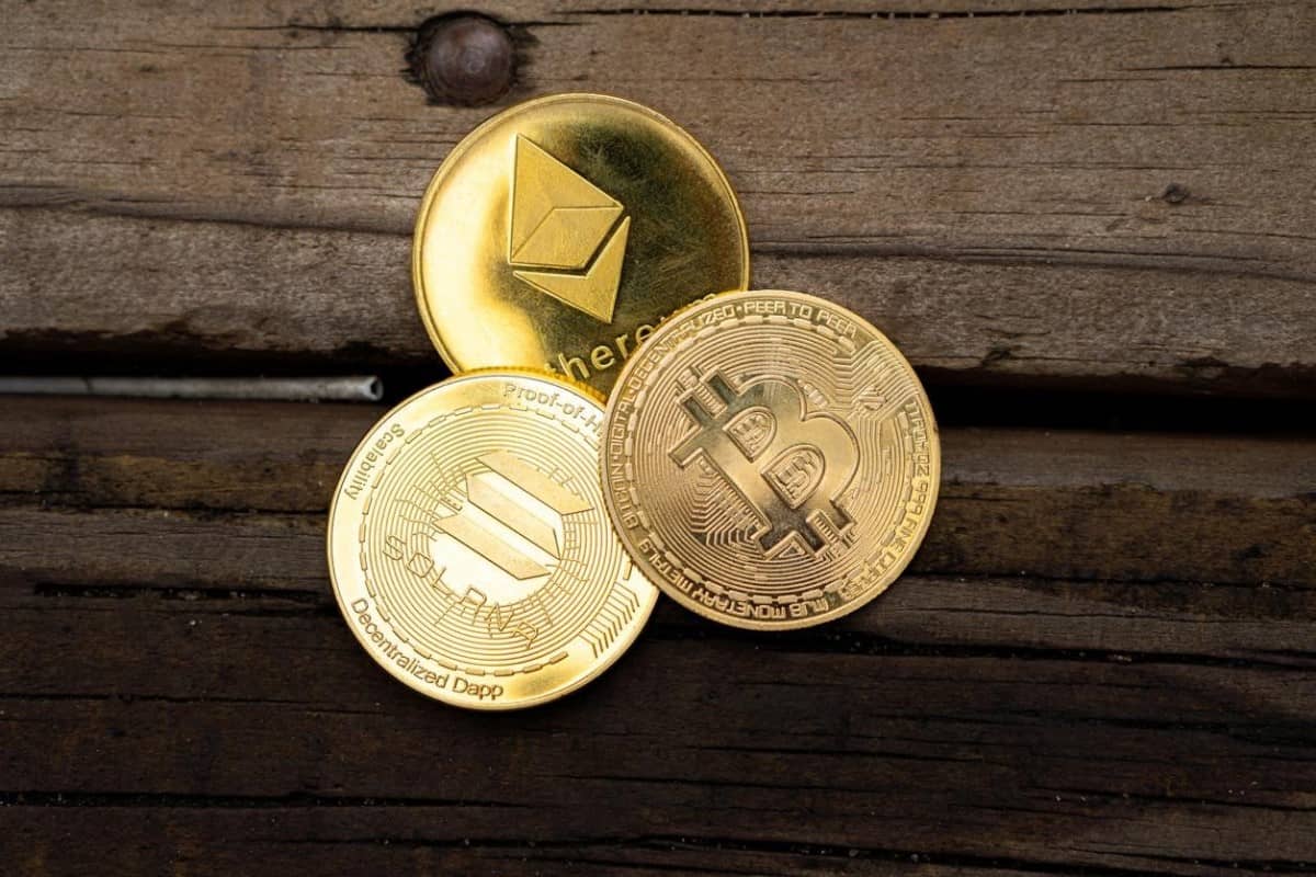 Bitcoin, Solana y Ethereum sobre una superficie de manera. Estas son algunas de las criptomonedas más populares.