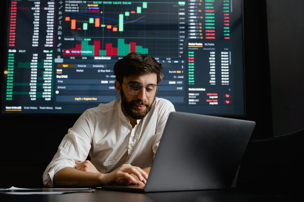 Persona conociendo las ventajas de las DAO.