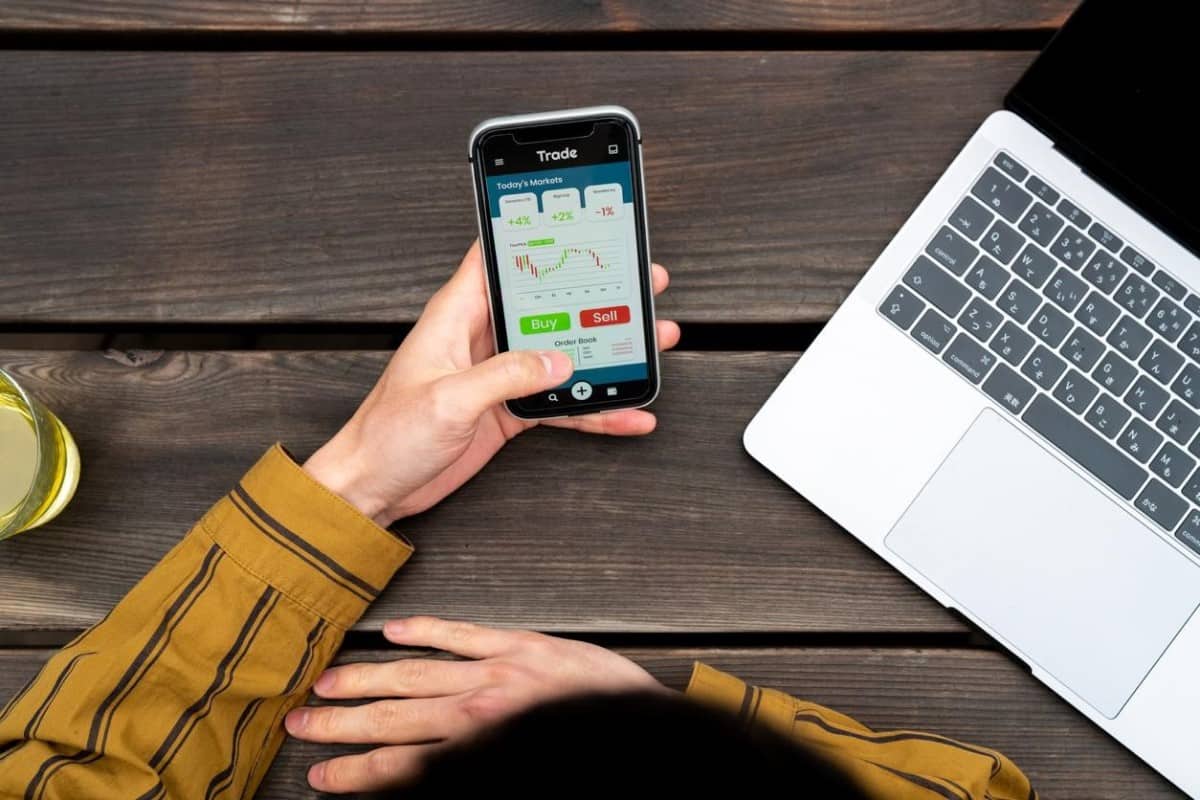 Trader opera desde su celular