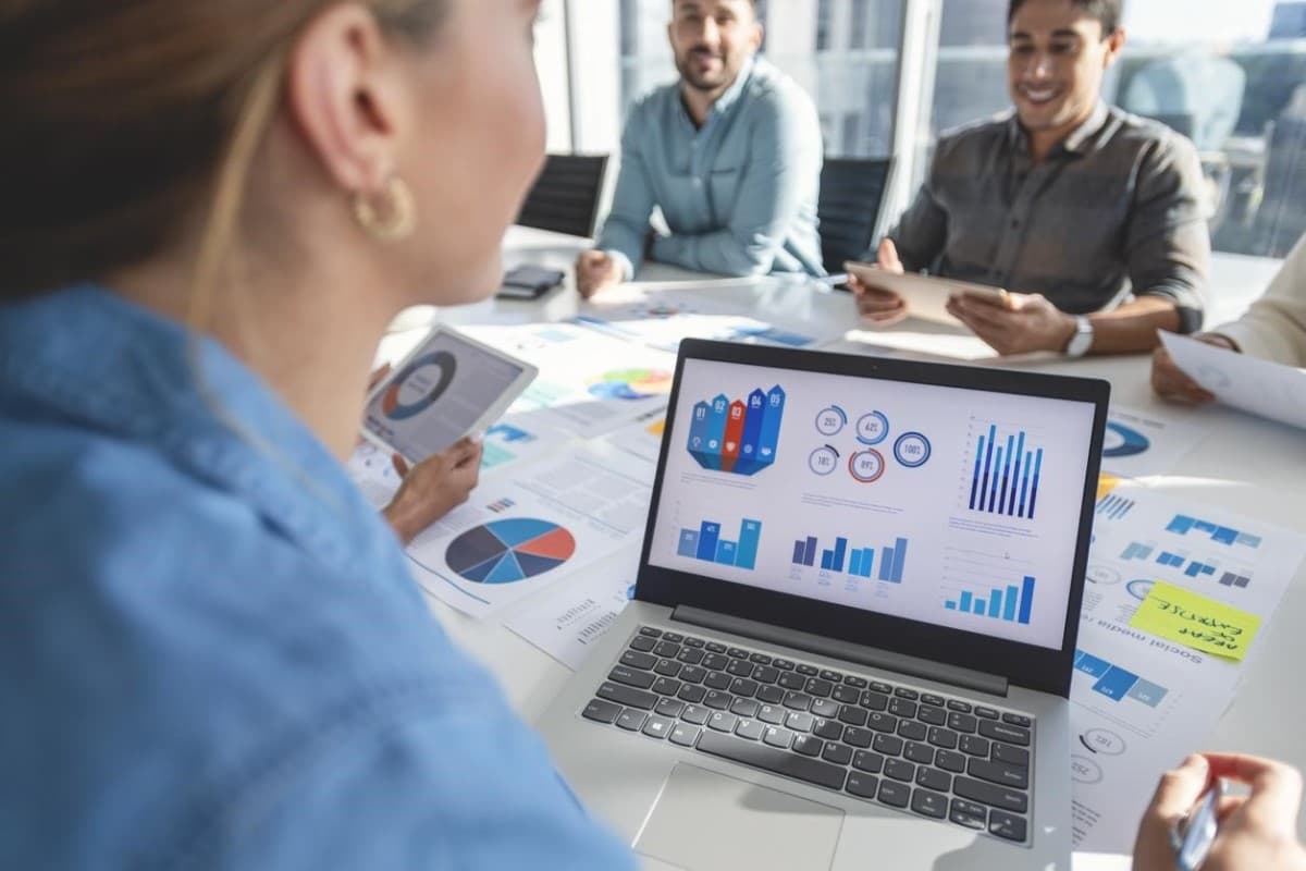 Inversionistas analizan gráficos y estudian qué derivados financieros incluir en su estrategia.