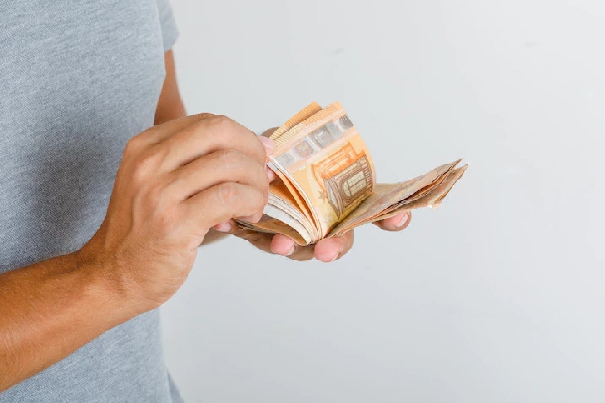 Persona investigando el dinero Fiat.