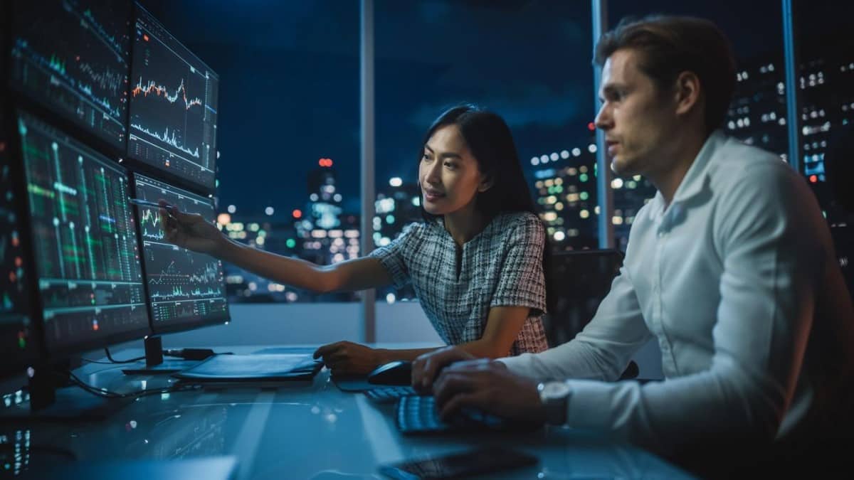 Traders analizan un patrón doble techo trading.