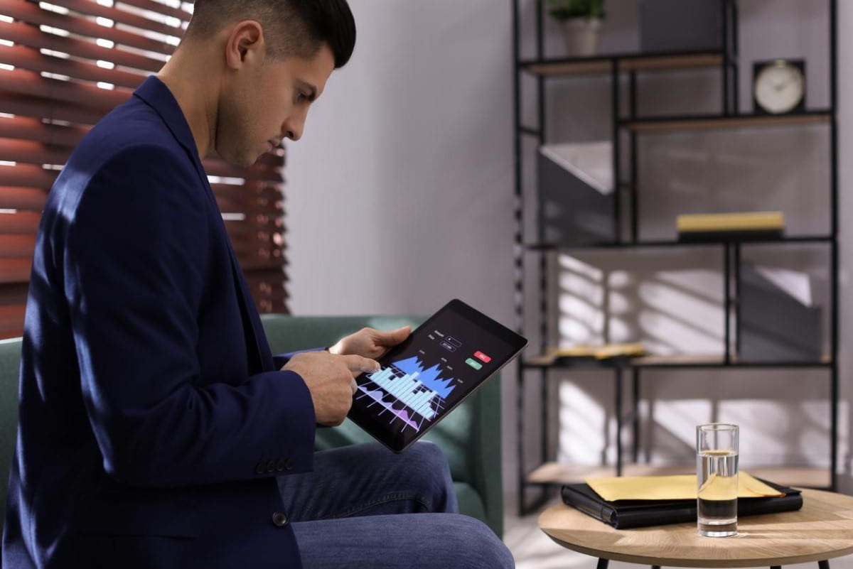 Trader observa tendencias de dólar cripto.