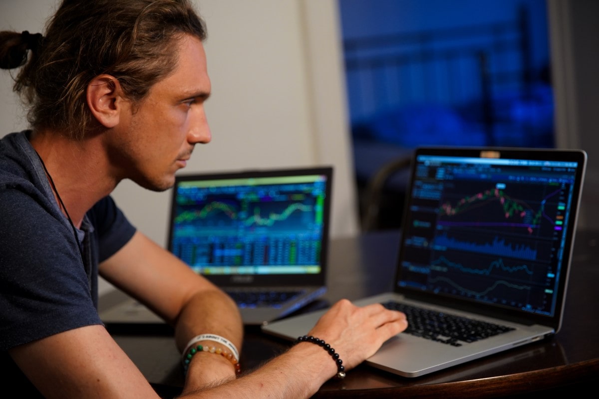Un trader analizando gráficos sobre el Dow Jones.