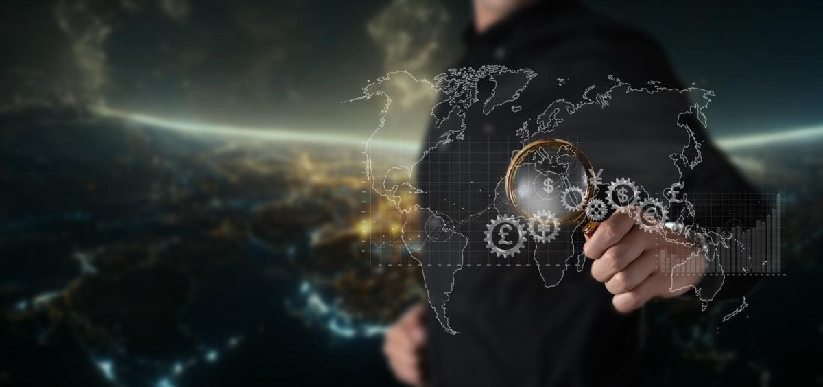 Imagen conceptual de un hombre analizando con lupa la economía mundial.