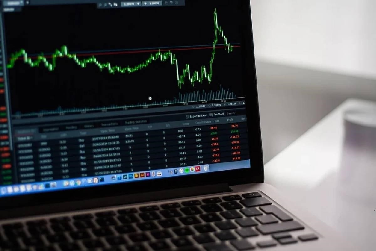 Una computadora con un gráfico de barras para analizar el estado de las acciones.