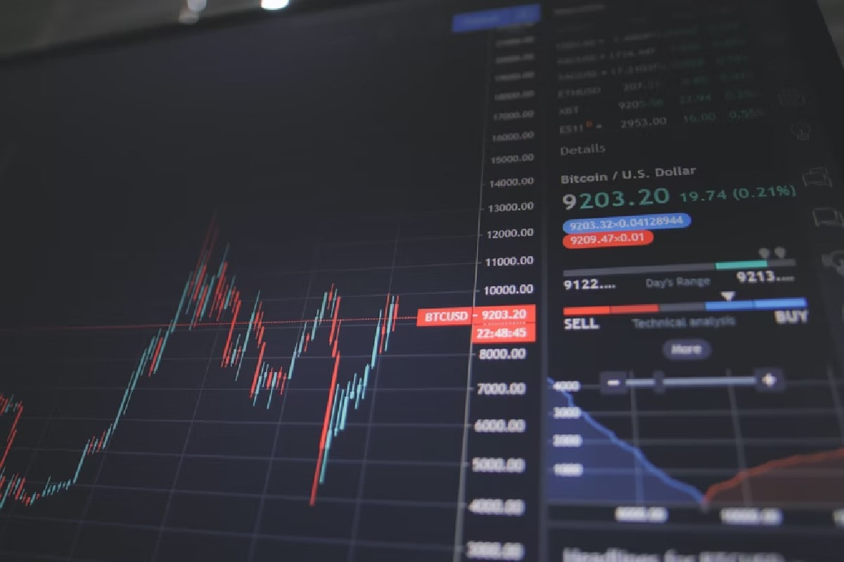 Computadora con gráficos del comportamiento de Enel Chile