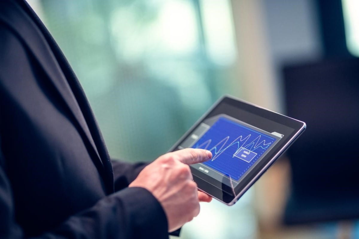 Inversionista analiza tendencia antes de implementar estrategias de trading avanzadas.