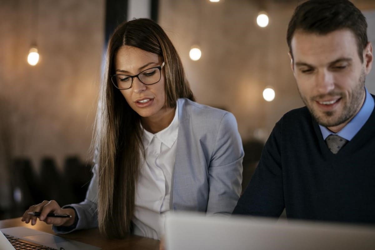 Equipo de negocios analiza la implementación de estrategias de trading cuantitativo para sus inversiones.