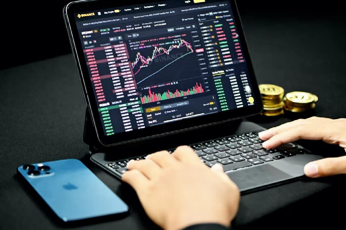 Persona viendo gráficos sobre ETFs