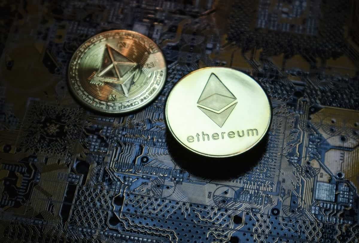 Primer plano de dos criptomonedas Ethereum en un fondo oscuro.