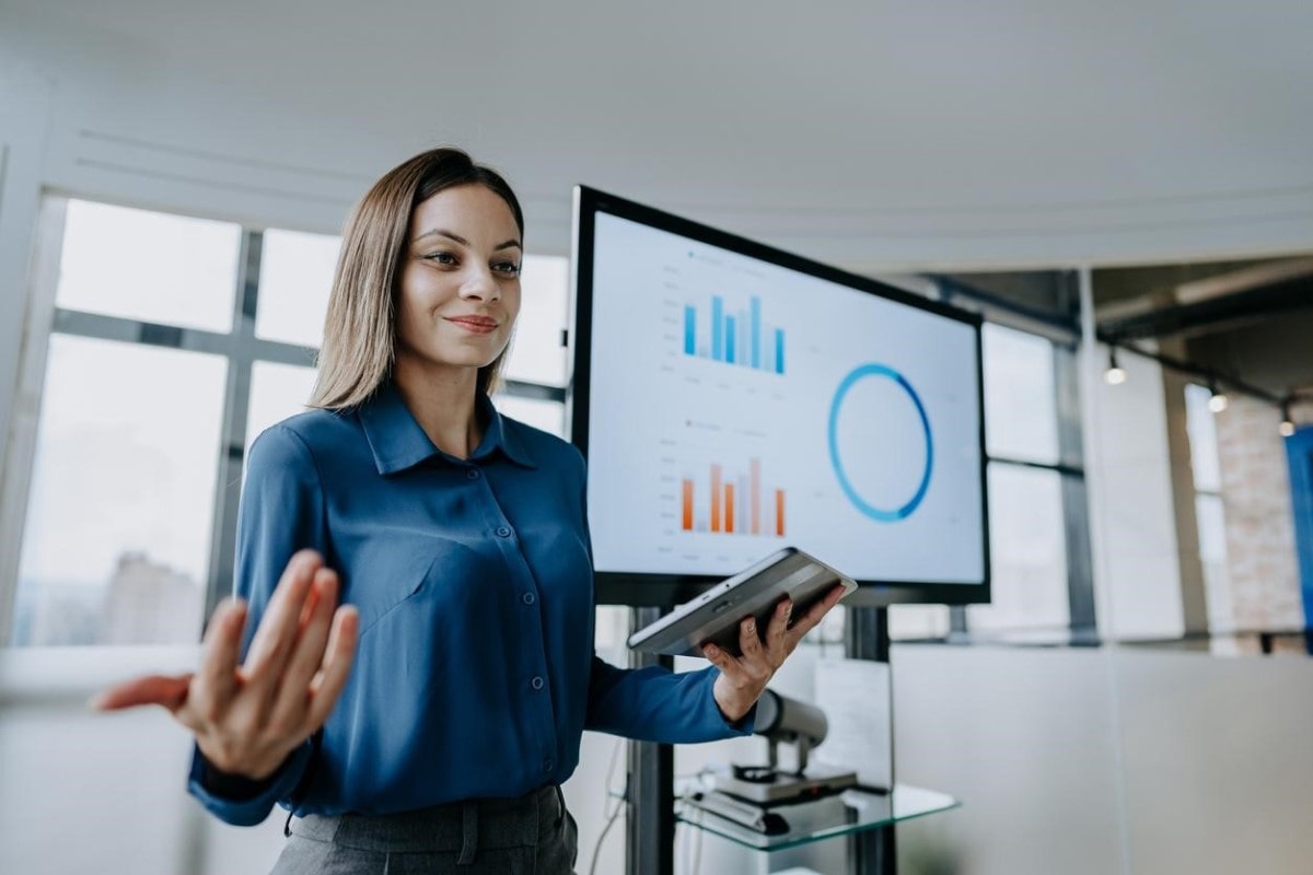 Empresaria muestra las ventajas de invertir en un fondo de inversión indexado.